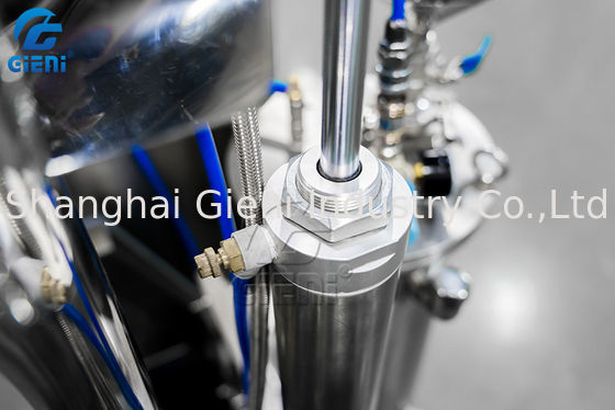Machine cosmétique à grande vitesse de mélangeur de la poudre 50L avec le dispositif de pulvérisation d'huile